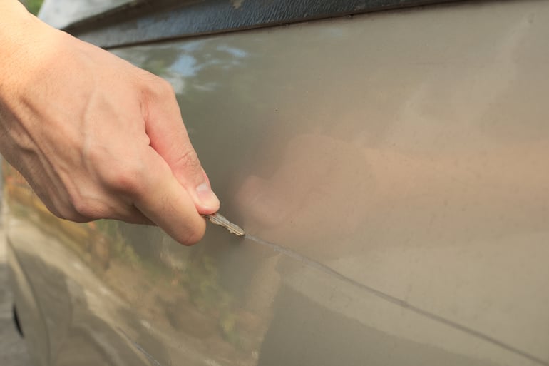 Cómo reparar arañazos en la pintura de un coche - Signnus