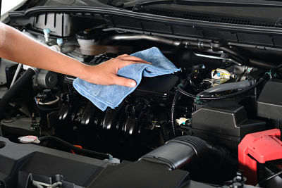 Consejos para limpiar correctamente el motor del coche - QUADIS Recambios